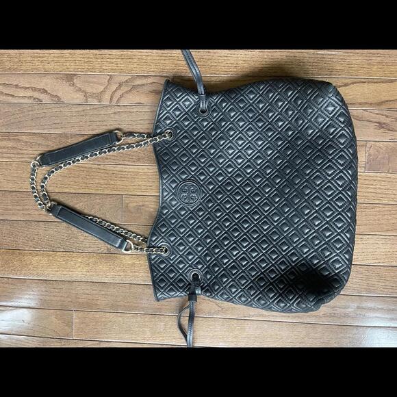 Tory Burch Handbags - PRISTINE Tory Burch Marion slouchy tote black